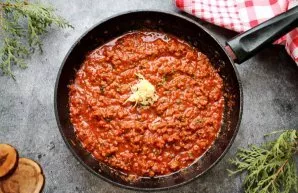 Chop the garlic and add to the sauce, stir and simmer the sauce for another 5 minutes. Remove the pan from the heat and cover with a lid.