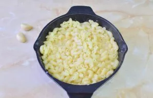 Mix water with flour and pour over the pasta. Pasta sauce will thicken when heated. Throw the garlic through a press.