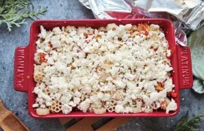 Pour water into the mold and crush the cheese on top.