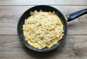 Add the cooked pasta to the pan and mix.