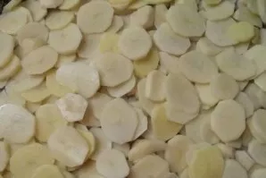 Put the remaining potatoes on top of the minced meat.