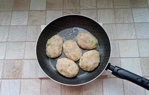 With wet hands, form cutlets from the minced meat and put them in a hot pan with sunflower oil.
