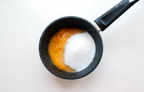 Pour the sugar into a pot and put it on low heat. Bring the puree to a boil while stirring and cook until the sugar dissolves.