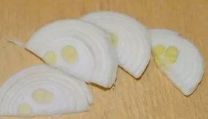 Peel the onion, cut into rings or half rings.