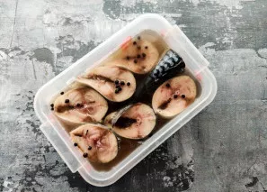 Put the mackerel in a deep container, cover it with cooled marinade and put it in the refrigerator for 2 hours.