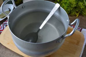 From water, salt, sugar, boil the marinade. Let it boil, pour vinegar and vodka. Stir, let it boil again. Remove from heat.