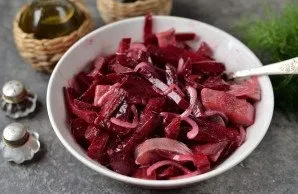 Gently stir the contents of the plate, leave for another 10 minutes, then taste. If the herring is lightly salted, then the dish will nee...