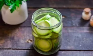 Fill the jar with zucchini.