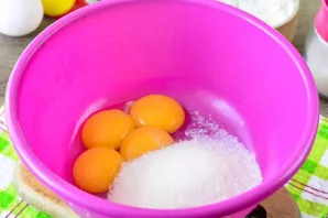 Meanwhile, break the egg yolks into a bowl and add the sugar for the dough.