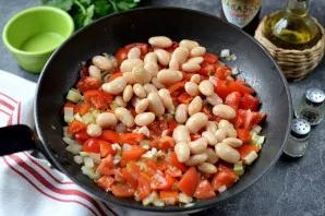 Next, put canned beans. If necessary, when stewing vegetables, pour a little water or broth.