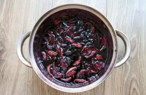 Boil the jam for another 30-40 minutes, depending on the desired consistency. Remove from heat and let cool completely.