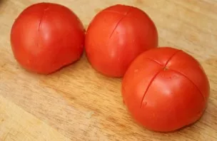 Meanwhile, cut the tomatoes and lower them into boiling water for a few minutes. Remove, remove the cuticle and grate finely.
