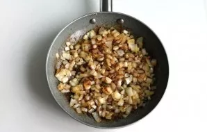 Transfer the cooked meat in a colander to a saucepan, and in the remaining oil, fry the onion until golden brown.