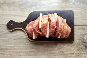 Cut the cheese into pieces equal to the number of cuts in the meat and put it in pieces in the order of the checkers board.