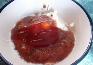 Mix sour cream and tomato sauce.