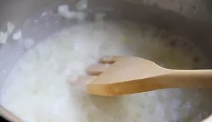 Fry the onion in oil until transparent.