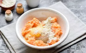 Add salt, pepper, dry garlic and a tablespoon of flour to the minced meat. Stir thoroughly.