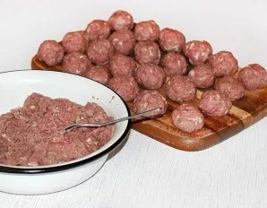 Form small balls from the resulting minced meat and put in the refrigerator for 10-15 minutes.