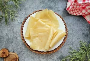 Boil the lasagna sheets in salted water for 30 seconds. Then remove and grease with vegetable oil so as not to stick together.