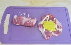 Put a few potatoes on each piece of meat and roll them into a roll. In order not to break down, you can fix the roll with a toothpick.