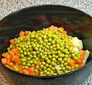 In a mixing bowl, add peas (without liquid, of course).