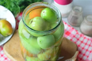 Pour the tomatoes with hot marinade.