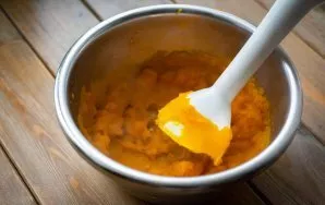 Put the cooked pieces of pumpkin in a bowl and grind until smooth with a blender.