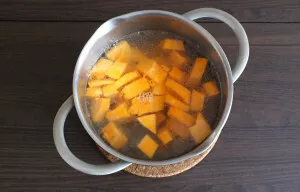 Put the pumpkin in the broth. If the liquid has boiled too much, add to a volume of up to 2 liters. Put on the fire. Cook until the pumpk...