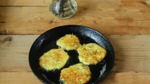 Put a spoonful of dough and fry pancakes on both sides until golden brown. Remove excess fat with a paper napkin. Enjoy your meal!