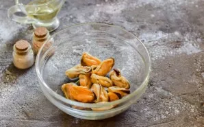 Boil the mussels for 3-4 minutes and cool.