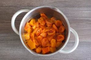 Drain the water from the dried apricots, transfer the dried fruits to a saucepan with the pumpkin without squeezing.