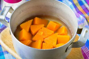 Boil the pumpkin until tender, about 25-30 minutes over medium heat. Cool the cooked pumpkin. Also leave the water, about 100-150 grams, ...