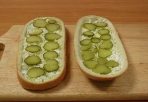 Cut the pickled cucumbers into slices and lay out on the eggs.