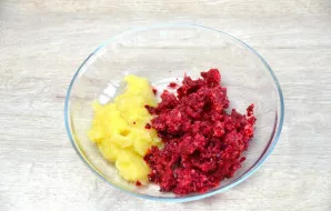 Weigh 100 grams of apples and 100 grams of crushed cranberries. Do not rub the cranberries through a sieve, the marshmallow will be tasti...