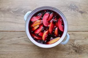 Close the pot with compote and let it simmer until cool.