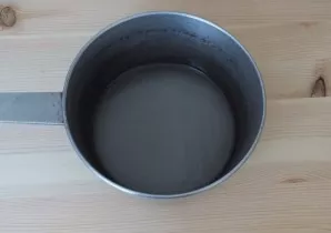 In a saucepan, mix sugar and water, put on the fire. Bring to a boil.