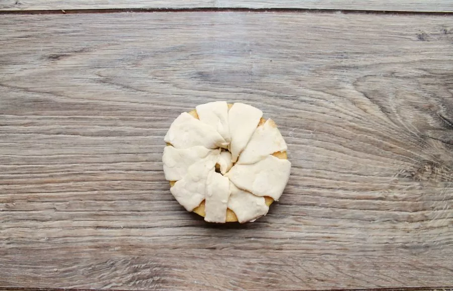 Wrap each apple ring with a strip of puff pastry.