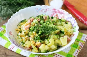 Shake all the chopped ingredients into a deep container, add finely chopped dill. Add salt to taste.