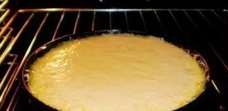 When the mass thickens, place the tin in a preheated oven. Bake until the omelet rises. It will take 5-10 minutes.