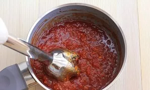 When the sauce cools down a little, grind it with a blender (blender in other words) until smooth.