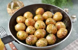 Mix everything well, return the potatoes to the oven for another 5 minutes.