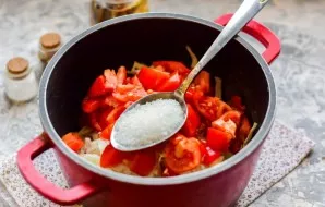 Pour in salt and sugar. Cook the salad for 15 minutes.