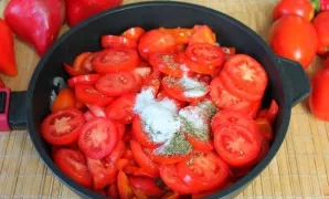 Pour in salt, sugar and herbs. Simmer over low heat for 20 minutes.