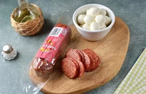 Meanwhile, thinly slice the sausage and cut the mozzarella in any convenient way.