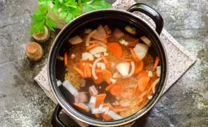 Pour warm water into a saucepan and put on the fire. We boil until tender  1.5 hours