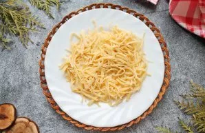 Add strips of dough and cut into thin strips. Sprinkle with a little flour and mix. Lay out and let dry a little.