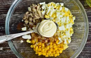 Add mayonnaise and mix everything thoroughly.