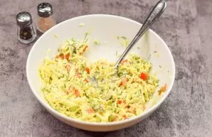 Taste it and, if necessary, adjust the taste of the salad.