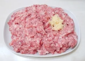 Chop the garlic and add it to the minced meat.