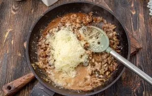 Grate the cheese on a fine grater, put in the pan in the filling, mix. The filling is ready.